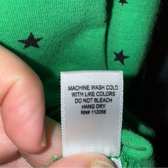 Zenana Outfitters Green Star Print Short Sleeve Tee Size Small - Picture 5 of 7